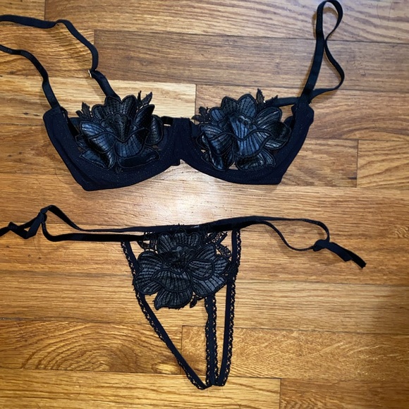 NWOT Belle-et-BonBon Bisoux Black Rose Leatherette Thong - Picture 10 of 10